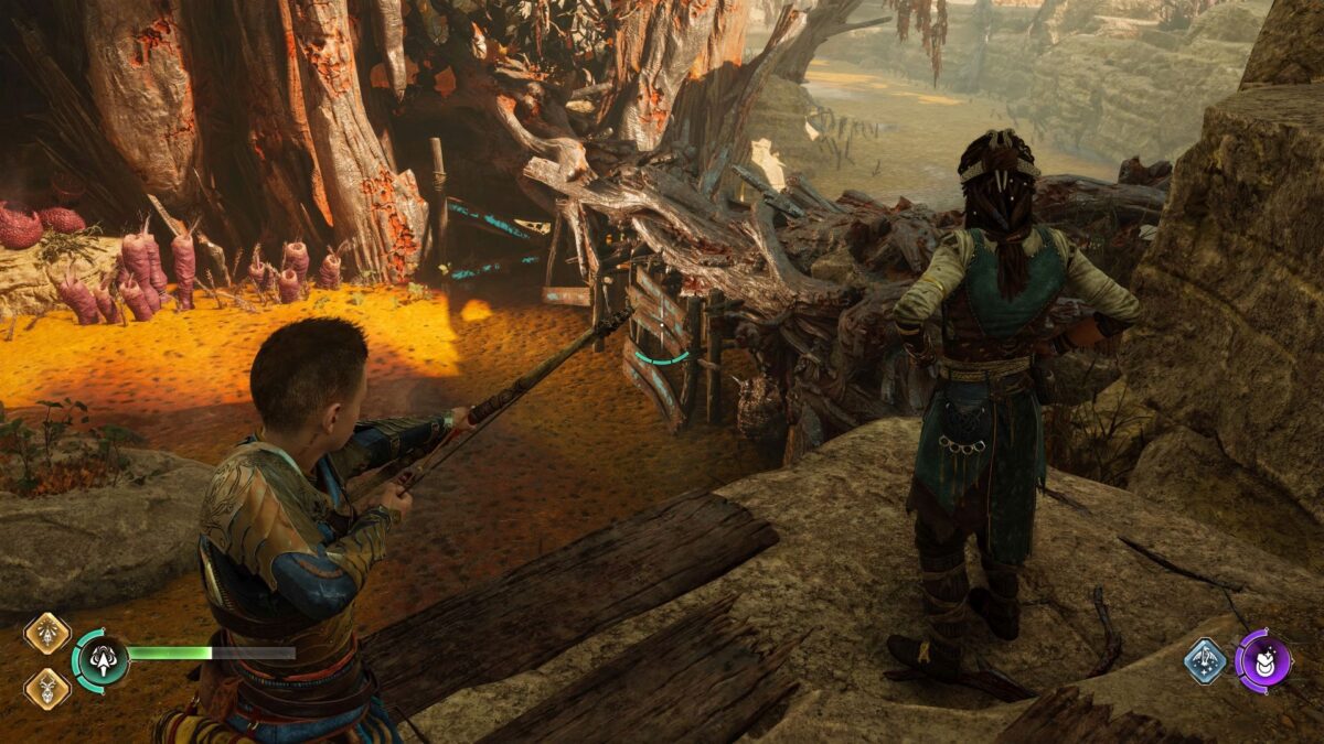Atreus zielt in God of War Ragnarök mit dem Bogen auf einen grün schimmernden Stein, der an einer hölzernen Barrikade in einem Fluss angebracht ist.