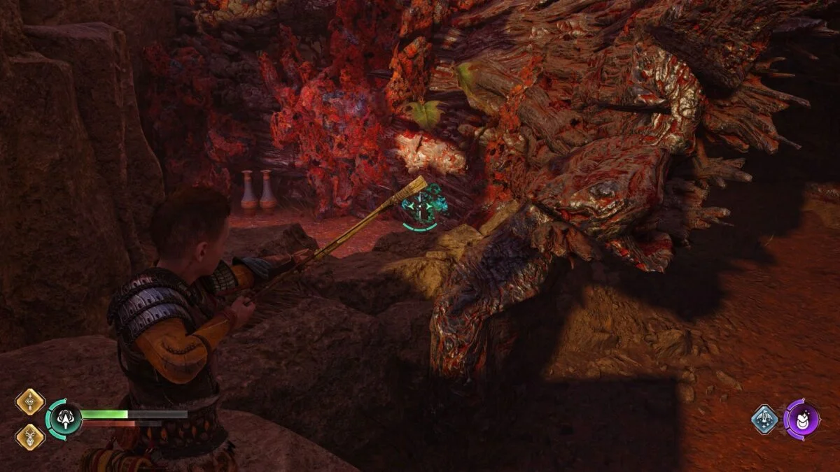 Atreus zielt in God of War Ragnarök mit dem Bogen auf einen grün schimmernden Stein an einer Felswand.