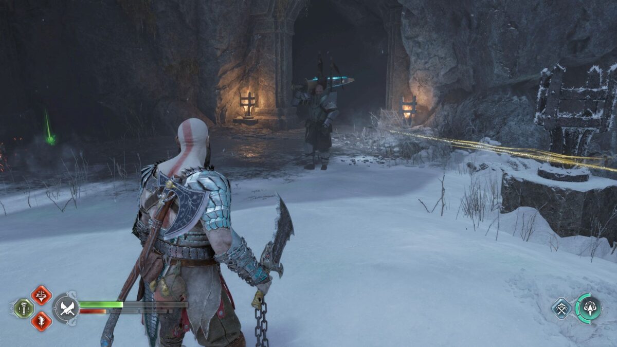 Kratos wird in God of War Ragnarök von einem Mann in Rüstung und mit einem großen Schwert angegriffen.