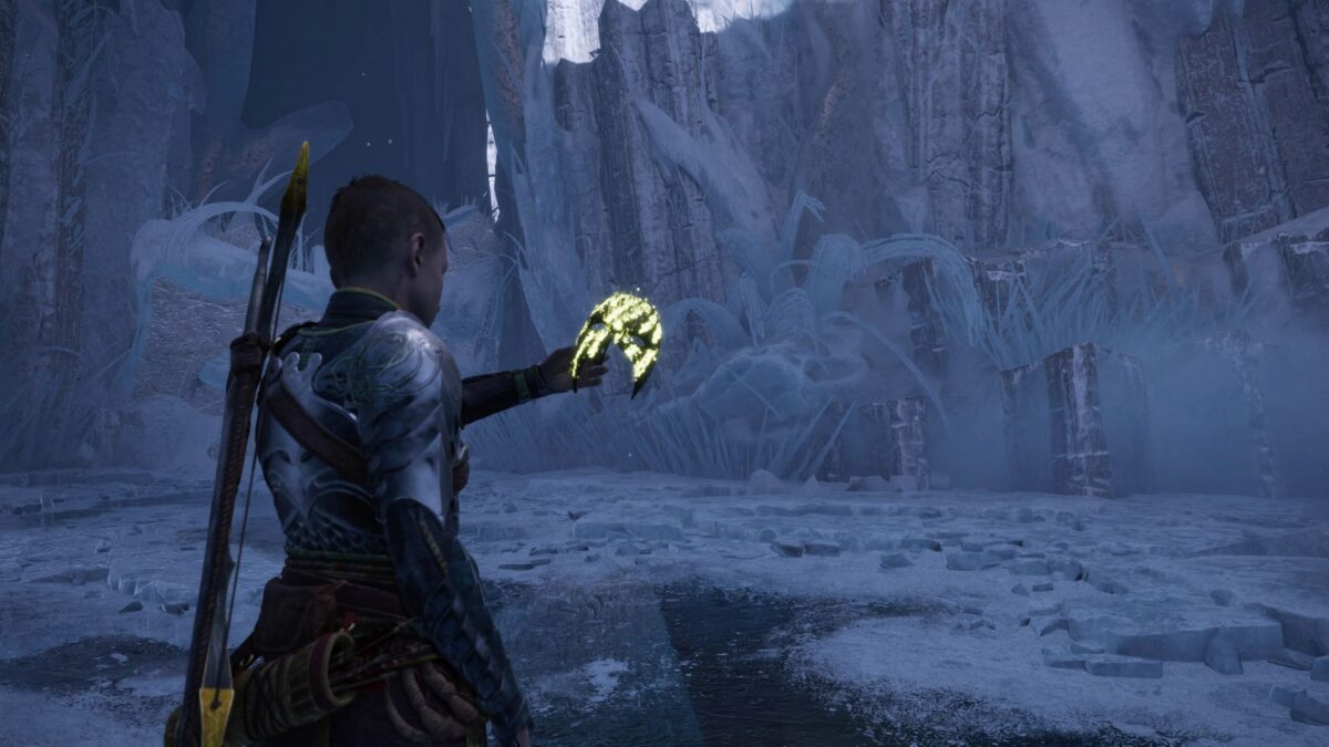 Atreus hält eine leuchtende Maske in der linken Hand.
