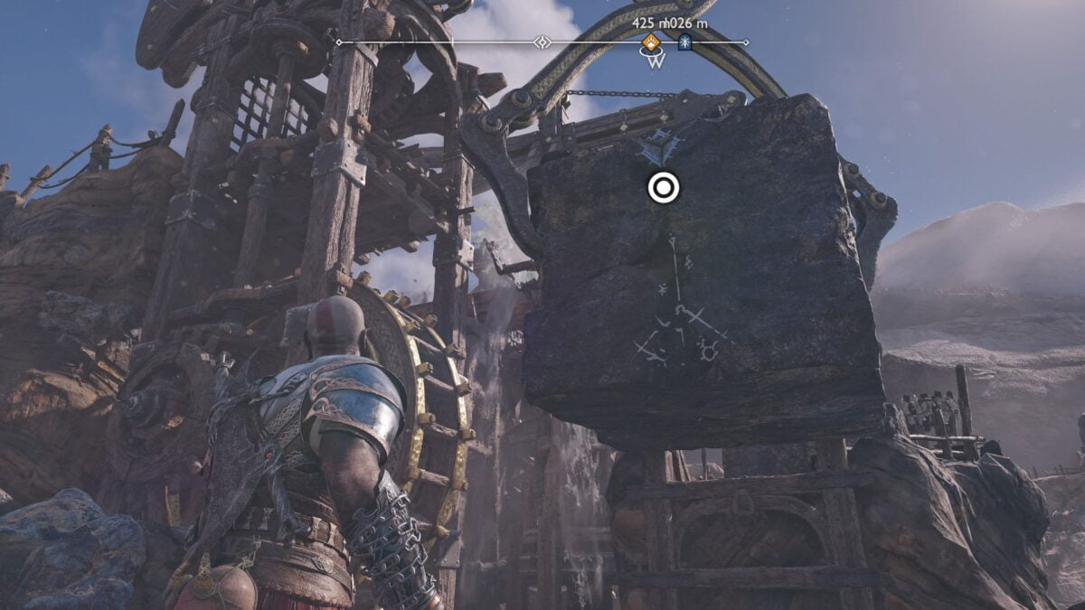 Kratos steht in God of War Ragnarök vor einem gewaltigen Felsbrocken, der an einem Kran hängt.