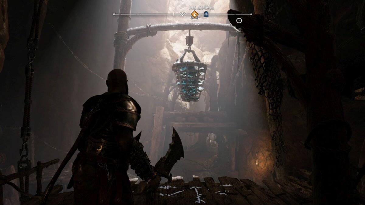 Kratos steht in God of War Ragnarök vor einem Kran, der einen Behälter mit grün schimmernden Klingsteinen hält.