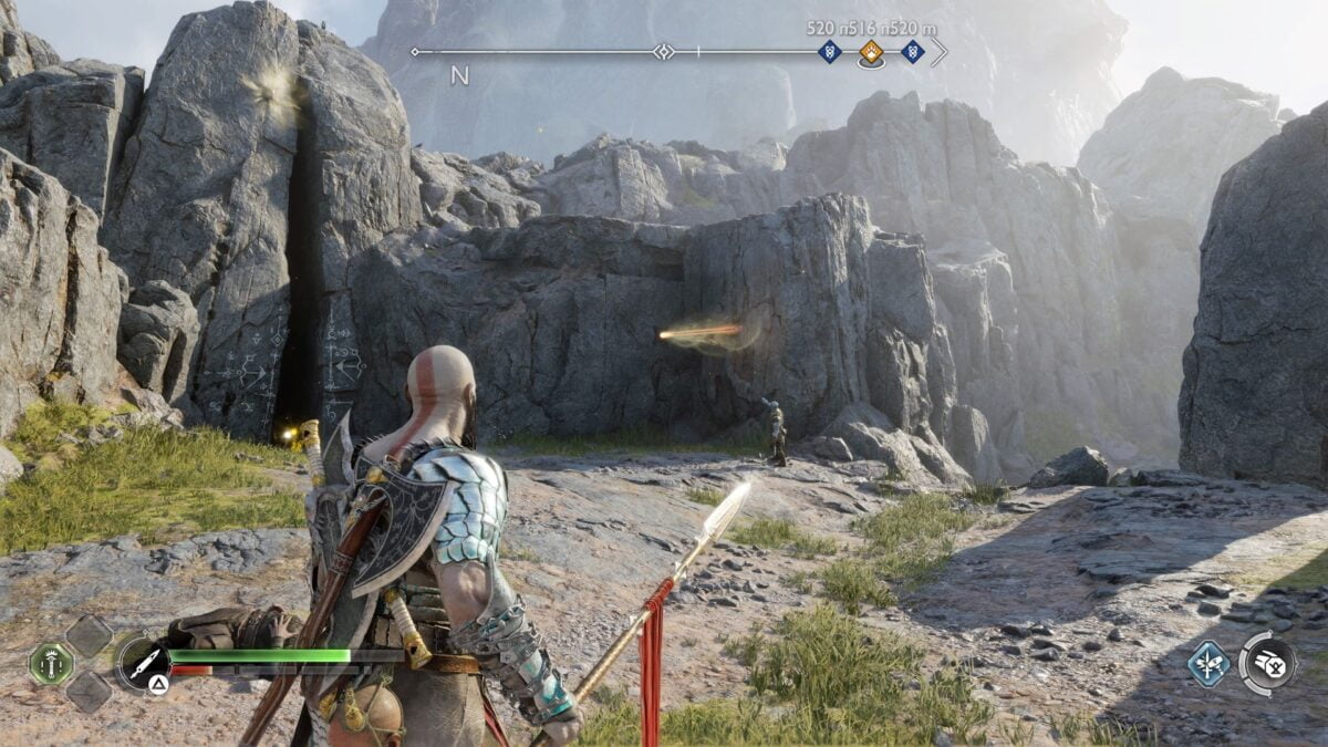 Kratos und Brok stehen in God of War Ragnarök vor einer Felswand. 