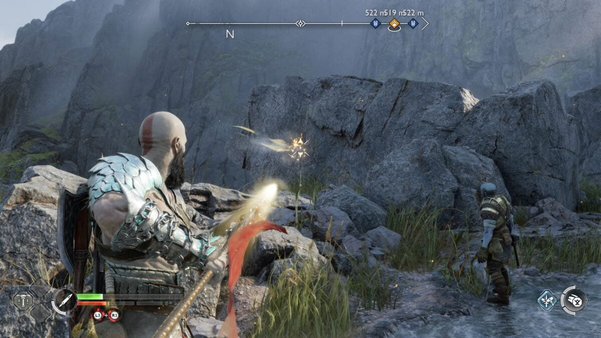 Kratos zielt mit einem Speer auf einen Felsen in God of War Ragnarök.