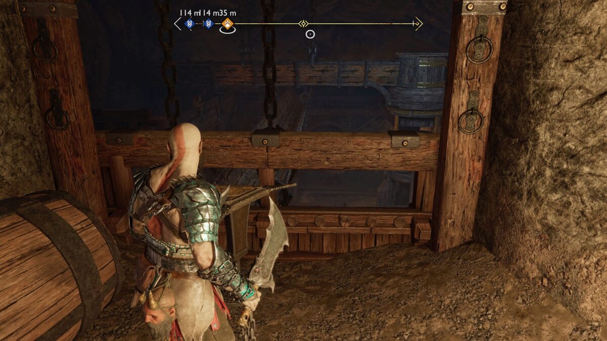 Kratos steht in God of War Ragnarök vor einer hölzernen Vorrichtung.