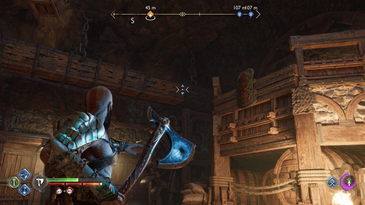 Kratos zielt in God of War Ragnarök mit der Axt auf einen hölzernen Wasserkanal über einem Holzrad.