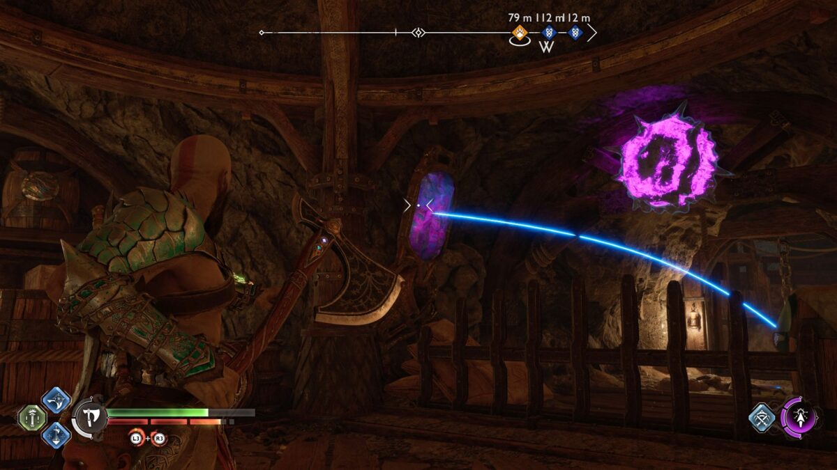 Kratos zielt in God of War Ragnarök mit der Axt auf einen rosa schimmernden Stein in einer Höhle.