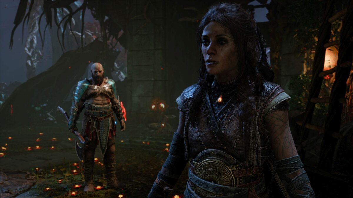 Kratos blickt in God of War Ragnarök von hinten zu Freya, die mit einem melancholischen Ausdruck im Gesicht in die Ferne blickt.