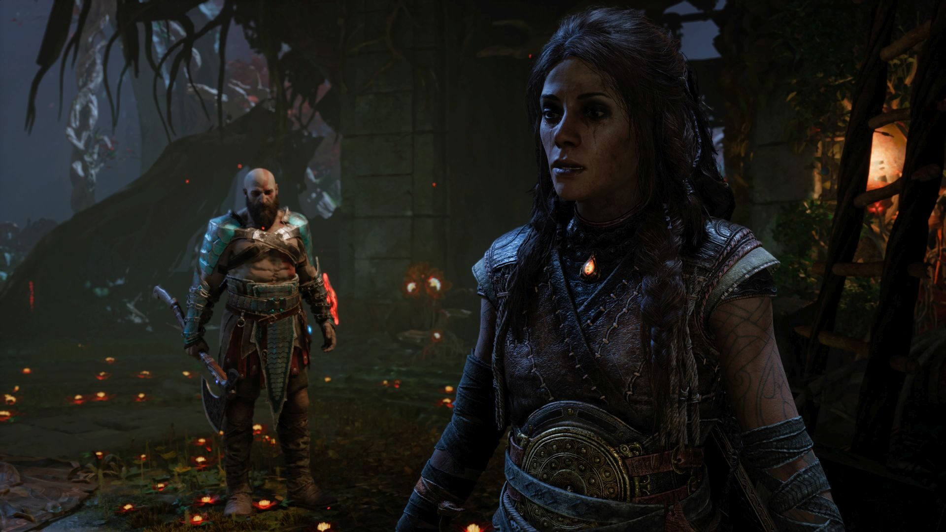 Kratos blickt in God of War Ragnarök von hinten zu Freya, die mit einem melancholischen Ausdruck im Gesicht in die Ferne blickt.