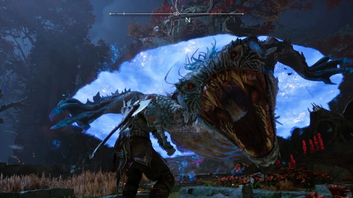 Kratos steht in God of War Ragnarök einem riesigen echsenartigen Monster gegenüber, das das Maul weit aufreißt.