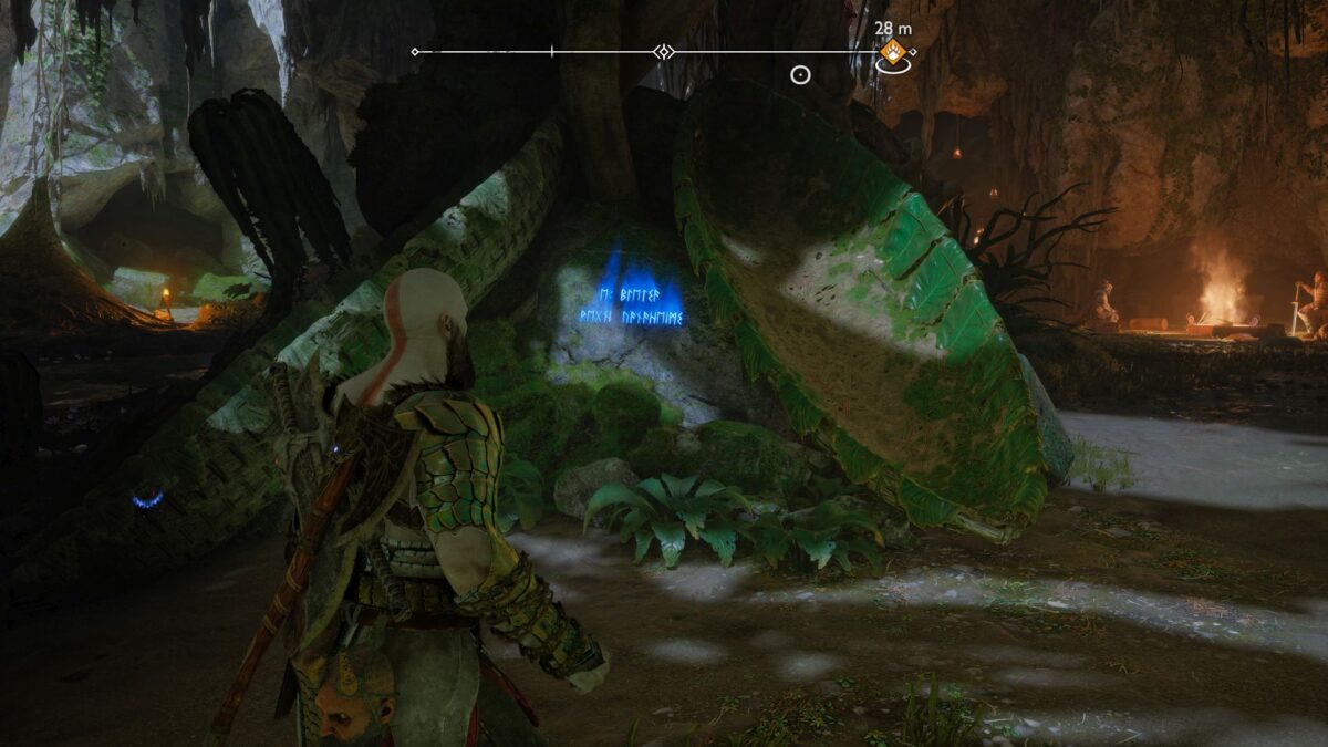 Kratos blickt in God of War Ragnarök auf einen Felsen, auf den eine magische Rune eingraviert ist. 