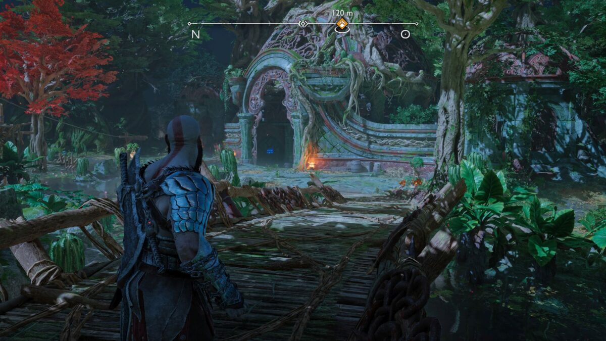 Kratos blickt in God of War Ragnarök auf einen alten eingewachsenen Tempel. 