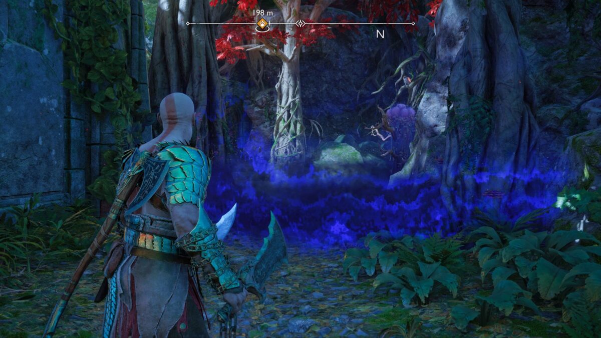 Kratos steht in God of War Ragnarök vor einem blauen Nebel, der von einer Pflanze austritt.