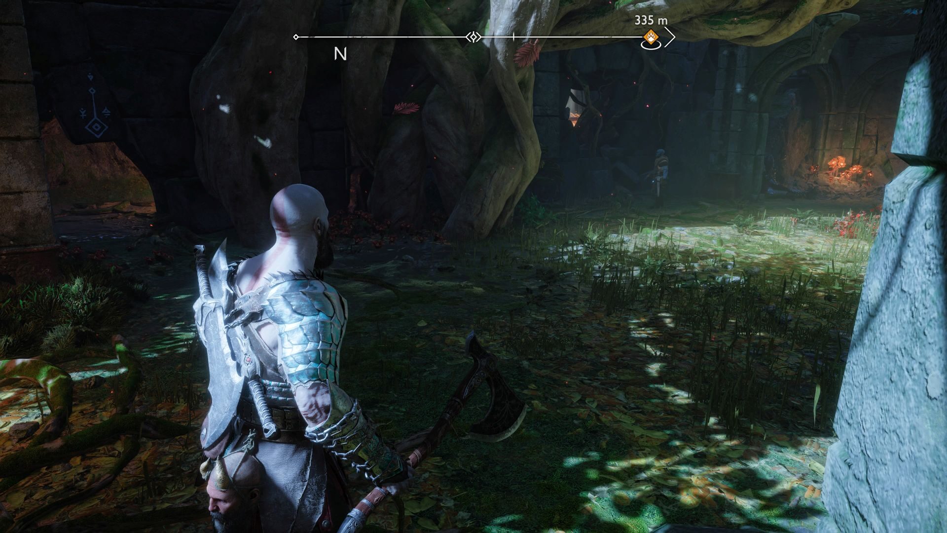 Kratos und Zwerg Brok sehen in God of War Ragnarök eine Truhe hinter einer rissigen Wand funkeln.
