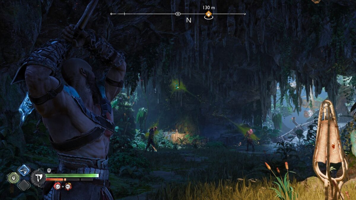 Kratos zielt in God of War Ragnarök mit der Leviathan-Axt auf einen verfluchten Nykr, der an der Decke einer Höhle baumelt.