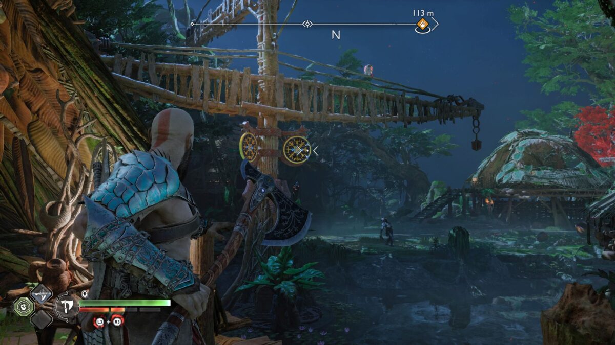 Kratos zielt in God of War Ragnarök mit der Leviathanaxt auf ein rundes gelbes Schild, das an einem hölzernen Kran befestigt ist.