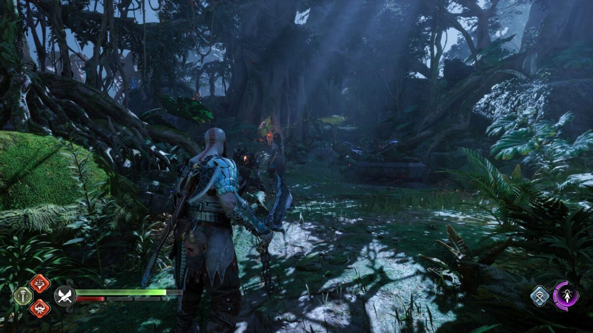 Kratos steht mit dem Schwert in der Hand im Dschungel.