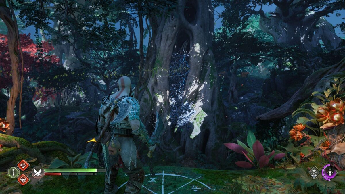 Kratos steht mit dem Schwert in der Hand vor einem großen Baum im Dschungel mit blauen Ranken.