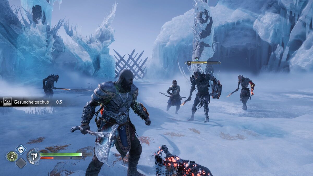 Kratos und Atreus stehen in God of War Ragnarök einer Gruppe Angreifer in einer Schneelandschaft gegenüber.