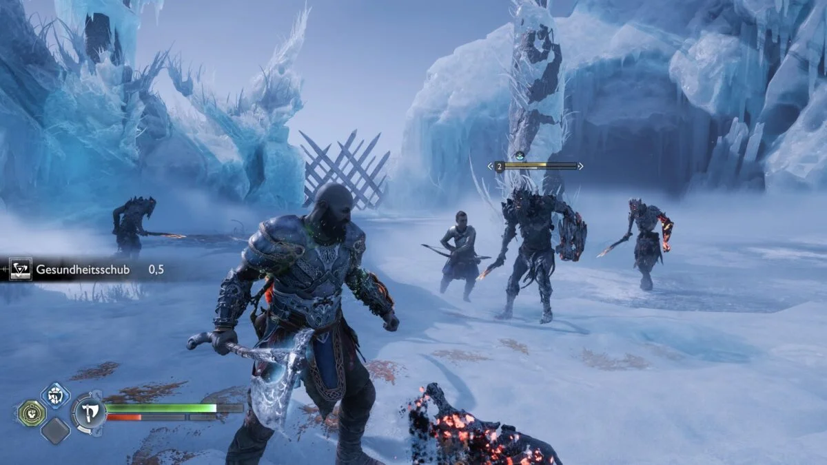 Kratos und Atreus stehen in God of War Ragnarök einer Gruppe Angreifer in einer Schneelandschaft gegenüber.