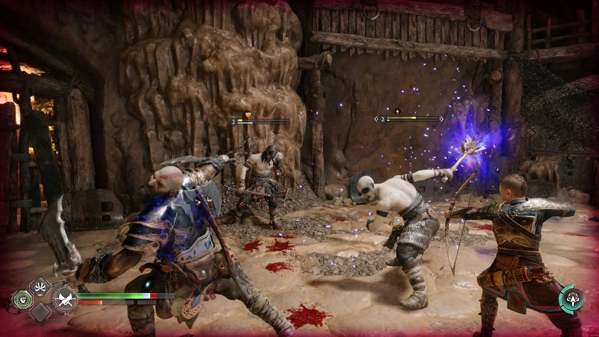 Kratos wird im Zweikampf in God of War Ragnarök von einem Gegner getroffen, der eine blau leuchtende Waffe schwingt.