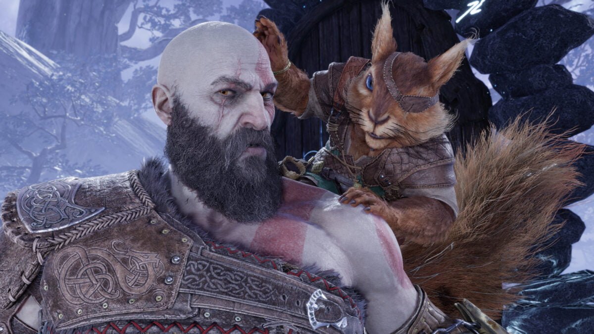 Der Wächter des Weltenbaums sitzt in Form eines Eichhörnchens auf der linken Schulter von Kriegsgott Kratos in God of War Ragnarök.