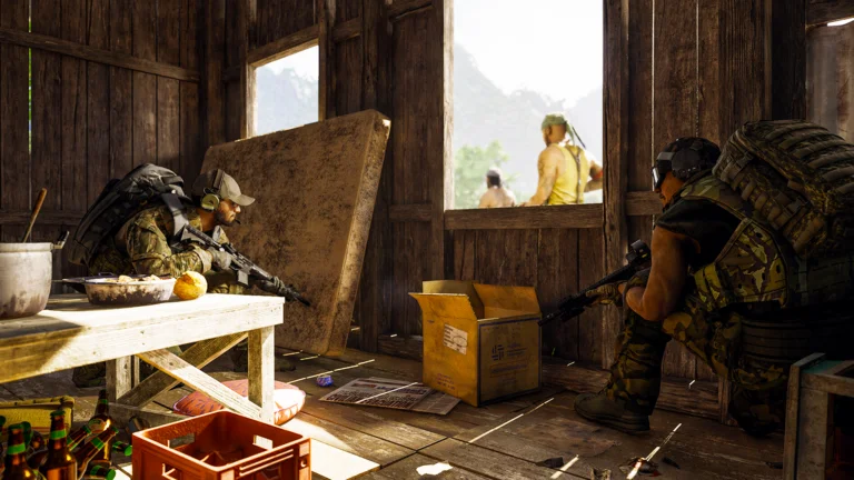 Zwei Spielercharaktere verstecken sich in einem Haus vor einem KI-Gegner in Gray Zone Warfare. Titelbild
