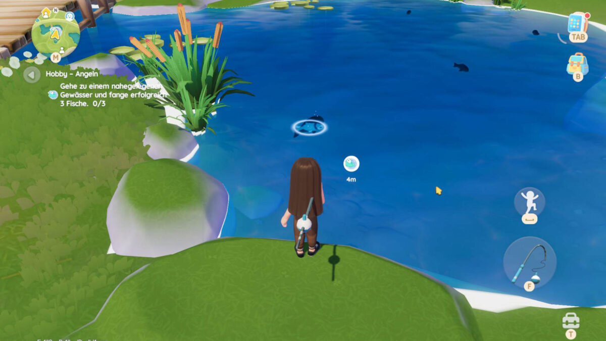 Ein Mädchen mit braunen Haaren steht am Ufer und angelt.