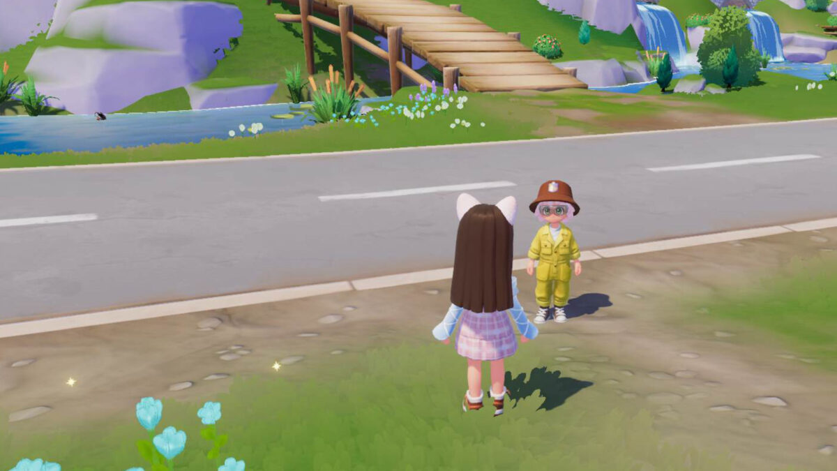 Ein Mädchen steht vor einem Jungen mit Fischerhut.