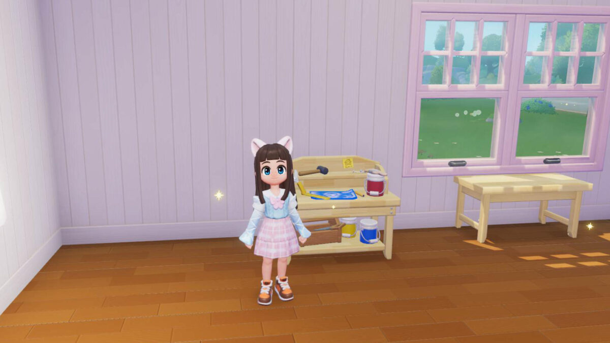 Ein Mädchen mit Katzenohren steht vor einer Werkbank.