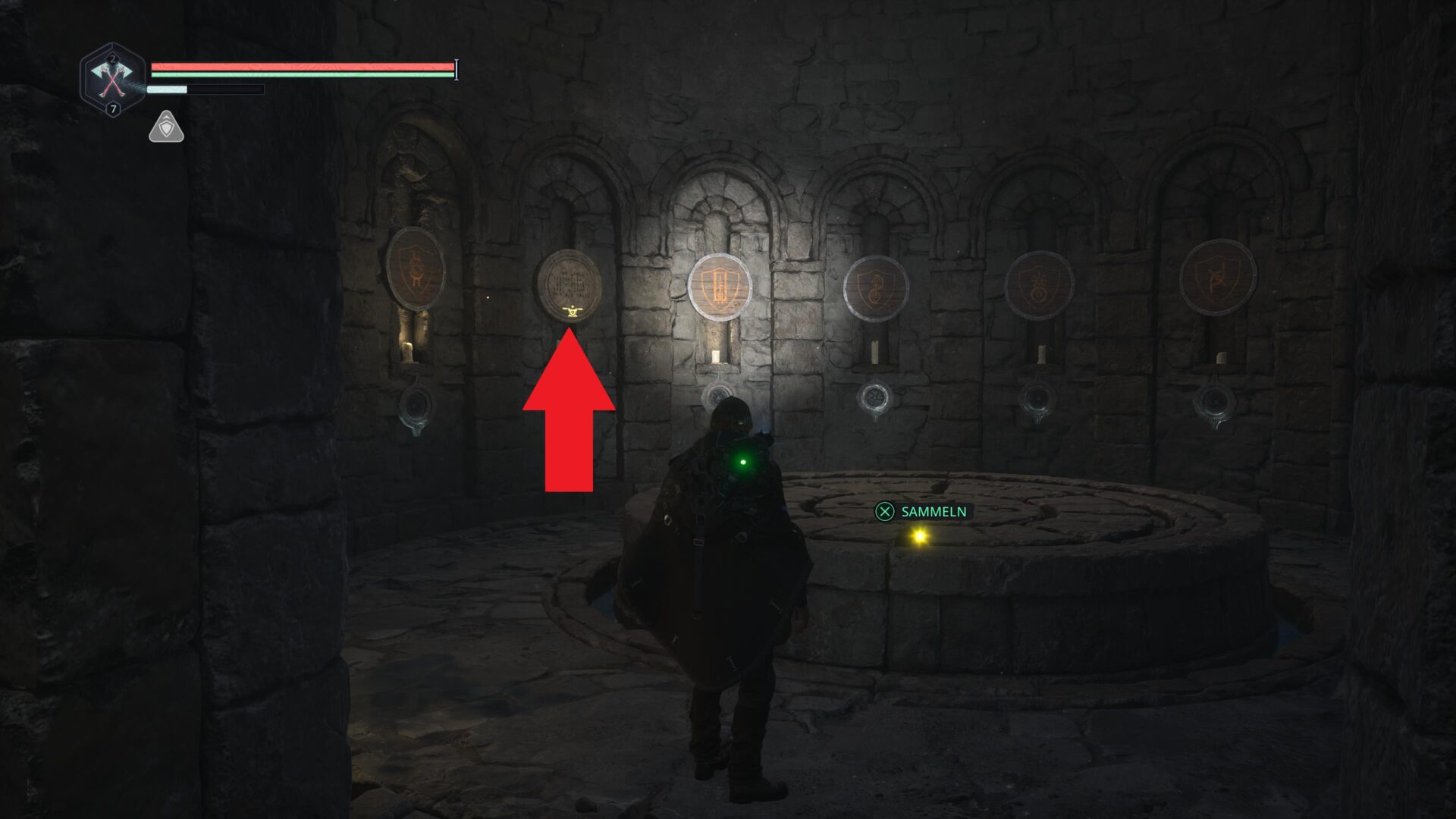 Ein Mann im Regenponcho steht vor einer Wand mit Emblemen.