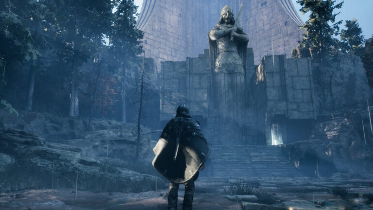Ein Mann mit Regenponcho steht in einer verregneten Landschaft vor einer großen Ritterstatue.