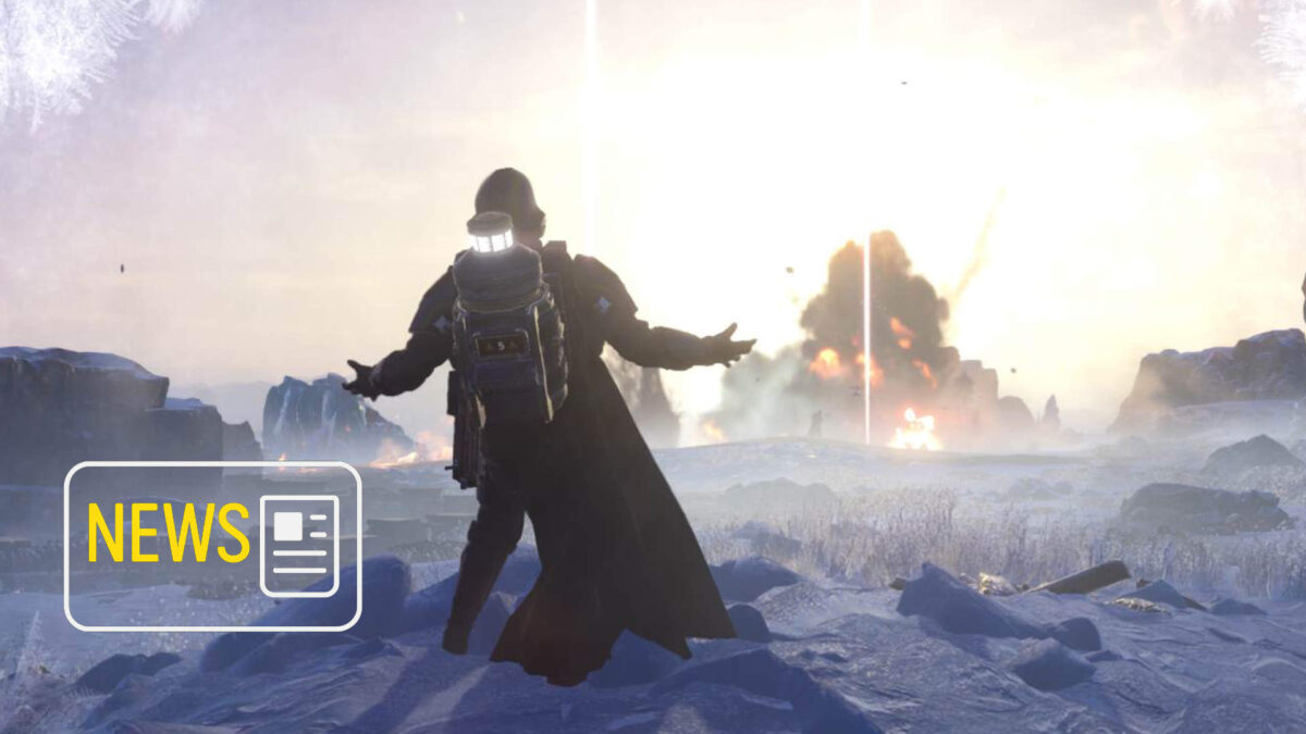 Ein Helldiver steht im Schnee und freut sich über eine Explosion in der Ferne.