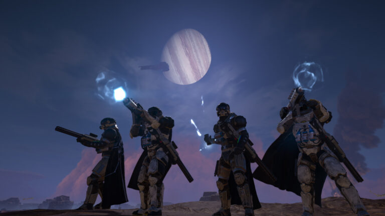 Vier Helldivers mit schweren Waffen und Ausrüstung stehen auf einem Hügel vor einem Mond.