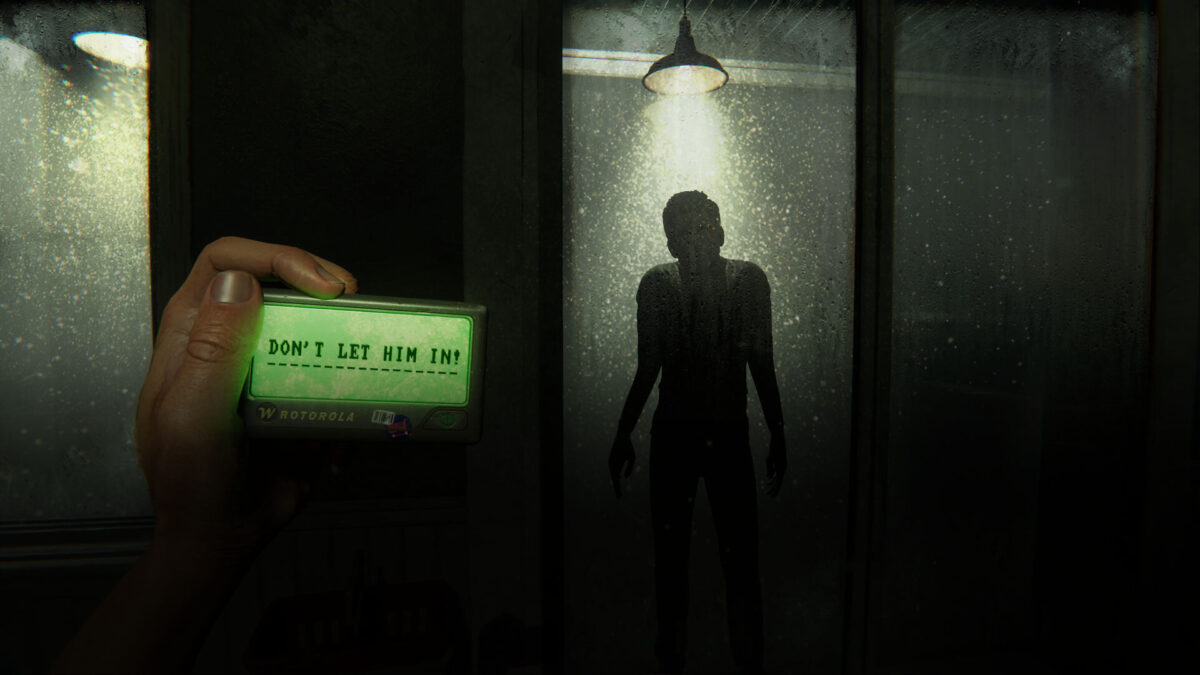 Ein Mann steht unter einer Lampe und schaut in einen dunklen Supermarkt.