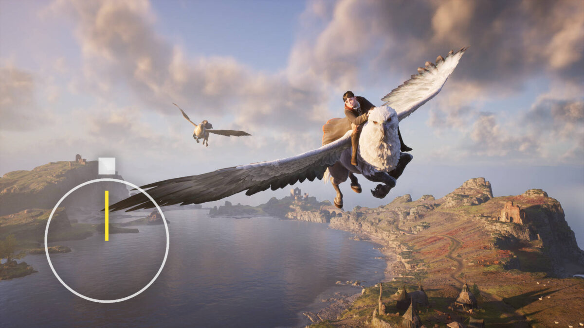 Spieler reitet in Hogwarts Legacy auf einem Hippogreif über die offene Welt mit Seen, Bergen und Burgruinen – Flugreise und Erkundung in der Zauberwelt.