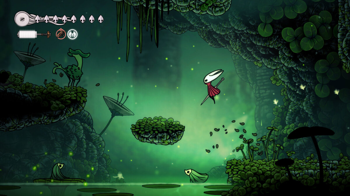 Hornet is jumping in a green area on a platform.