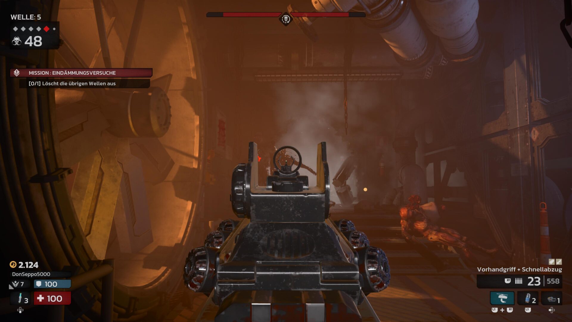 Eine Spielszene aus einem Ego-Shooter zeigt, wie ein großes Maschinengewehr einen riesigen Zombie tötet.