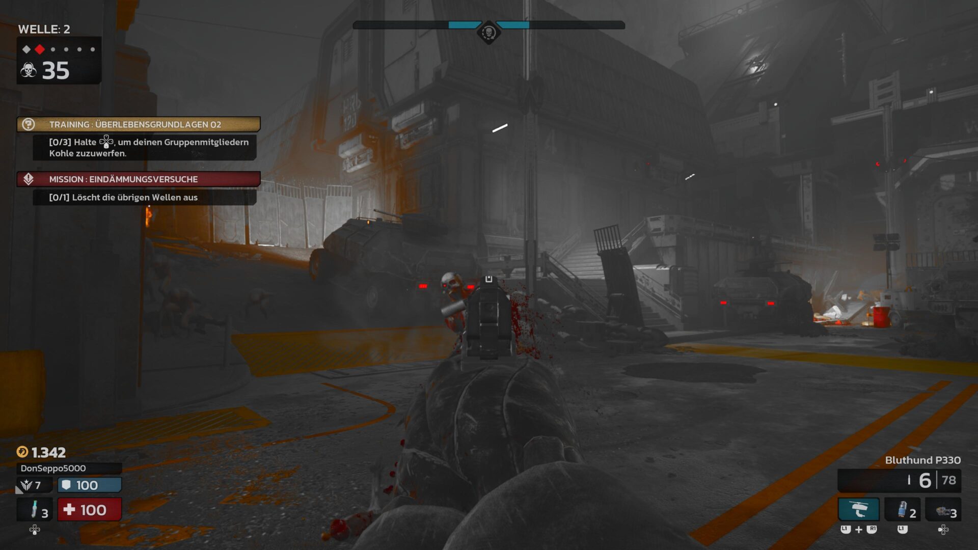 Ein Ego-Shooter-Spielszene zeigt, wie eine Pistole einen Zombie-Schädel spaltet.