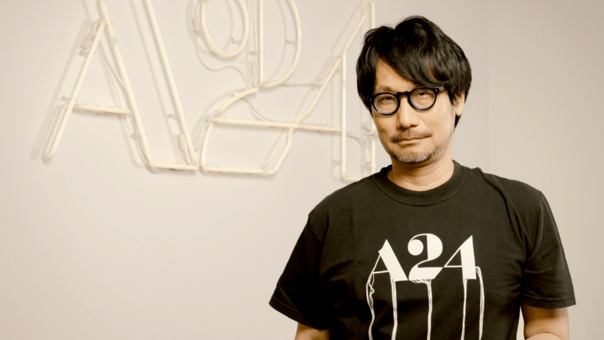 Hideo Kojima steht vor einem A24-Logo.