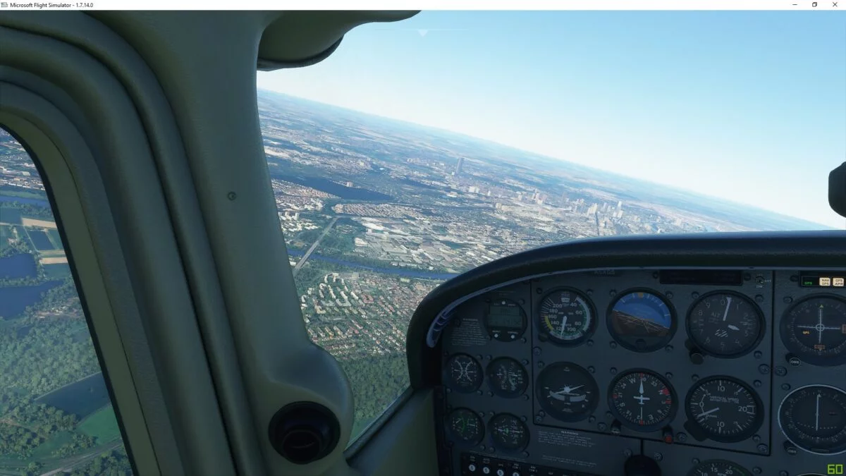 Blick leicht links aus dem Cockpit der fliegenden Cessna über die Frankfurter City im Flight Simulator 2020