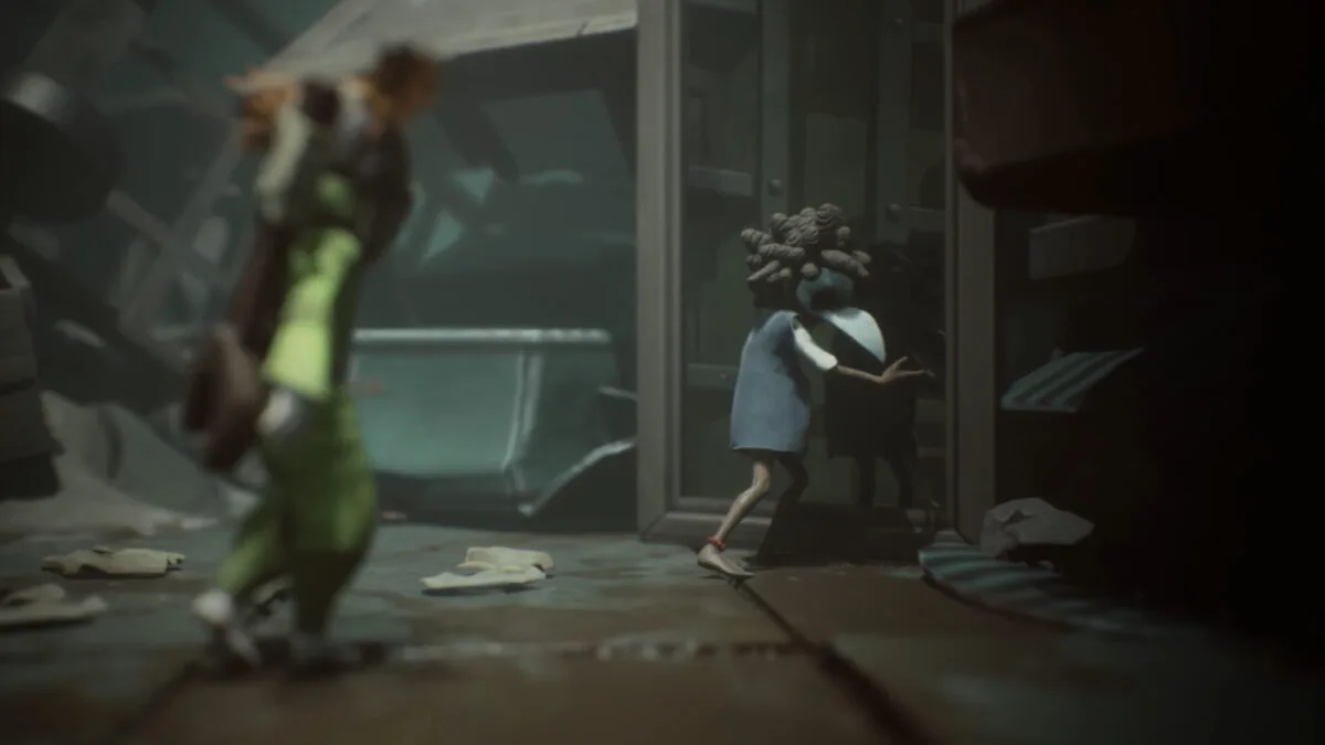 Beide Charaktere aus Little Nightmares 3, wie sie vor einem verschlossenen Fenster stehen.