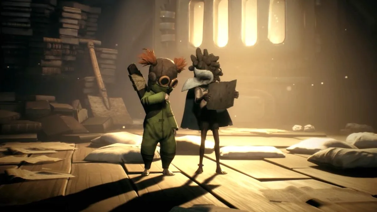 Die beiden Protagonisten aus Little Nightmares 3, die gemeinsam auf ein Blatt Papier schauen.