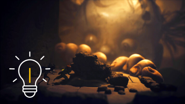 Zwei maskierte Kinder verstecken sich in Little Nightmares 3 vor einem Riesenbaby hinter einer Mauer.
