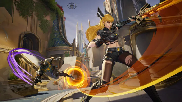 Eine blonde Frau schwingt ein großes goldenes Schwert.