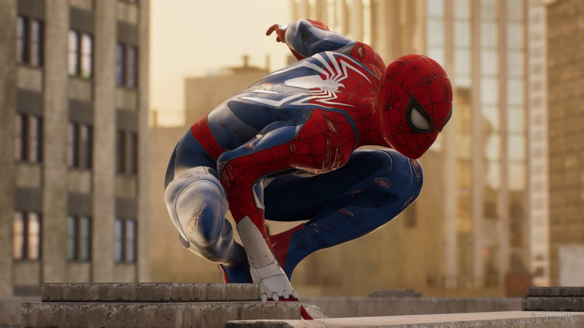 In Marvel's Spider-Man 2 sitzt Peter Parker in seinem typischen rot-blauen Spinnenkostüm in der Hocke auf dem Dach eines Gebäudes.