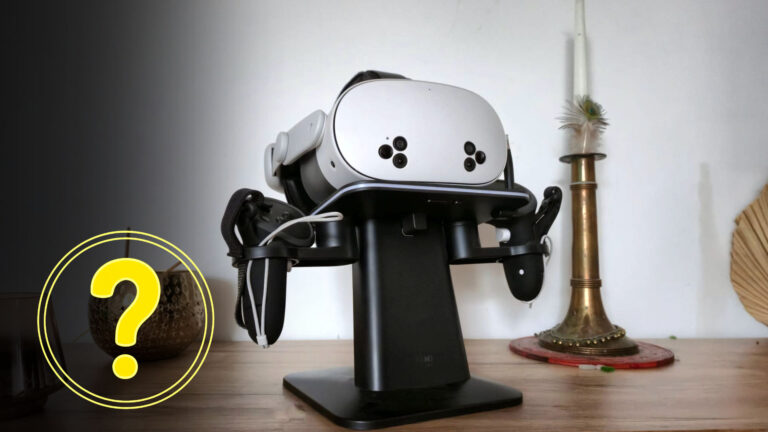 Eine weiße VR-Brille (Meta Quest 3S) auf einem schwarzen Ständer, der auf einem Holztisch mit goldenen Dekoartikeln (Kerzenständer, kleine Vase) steht.