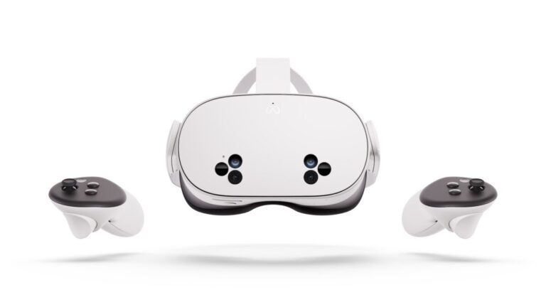 Die VR-Brille Meta Quest 3S von vorn mit zwei VR-Controllern auf weißem Hintergrund.