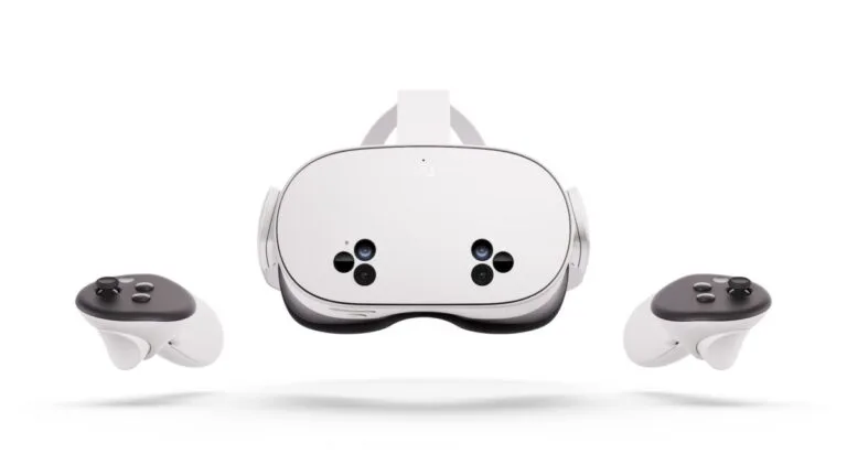 Die VR-Brille Meta Quest 3S von vorn mit zwei VR-Controllern auf weißem Hintergrund.
