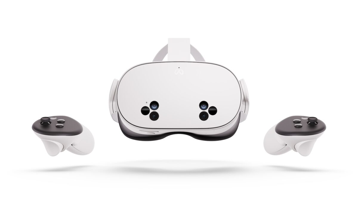 Die VR-Brille Meta Quest 3S von vorn mit zwei VR-Controllern auf weißem Hintergrund.